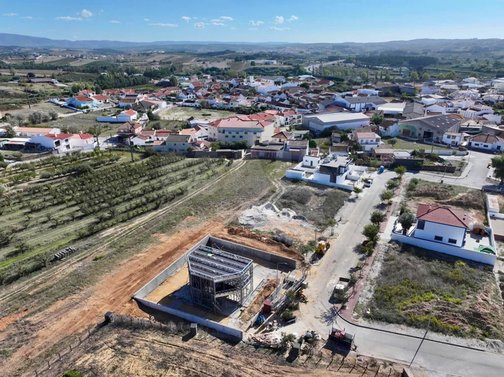 Moradia T3 Geminada c/ 1 Suite, Jardim, Parqueamento e Piscina! (LT2)