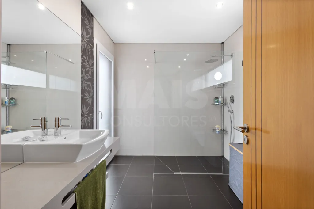 Deslumbrante Moradia T5 com Vista Mar, Piscina Privada e Excelente Exposição Solar