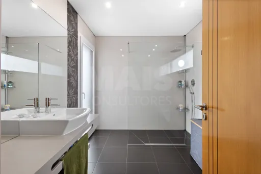 Deslumbrante Moradia T5 com Vista Mar, Piscina Privada e Excelente Exposição Solar
