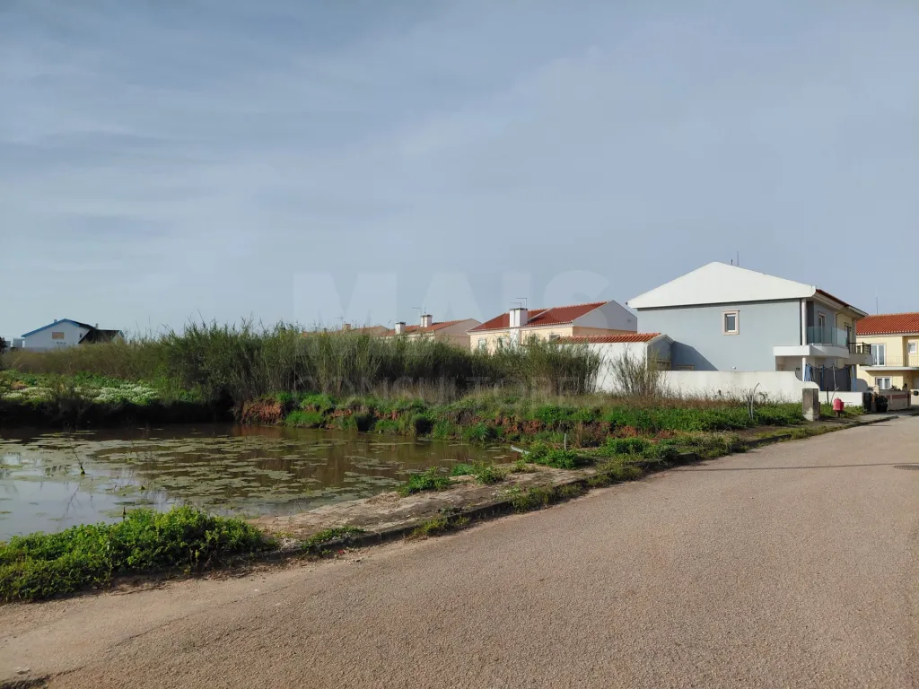 Excelente lote com projeto aprovado para moradia T3 com garagem e piscina