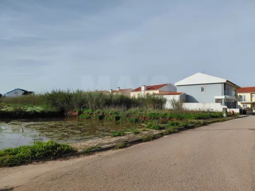 Excelente lote com projeto aprovado para moradia T3 com garagem e piscina