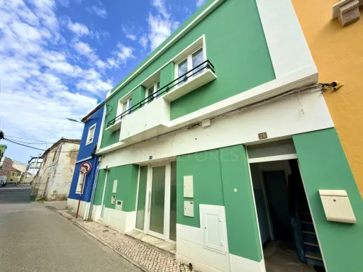 Moradia no coração de Peniche, totalmente renovada e com excelente potencial de investimento