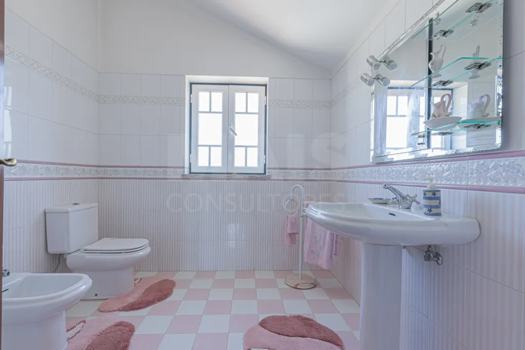 🏡✨ Moradia T4 em Alenquer com Piscina e Espaço de Convívio ao Ar Livre!
