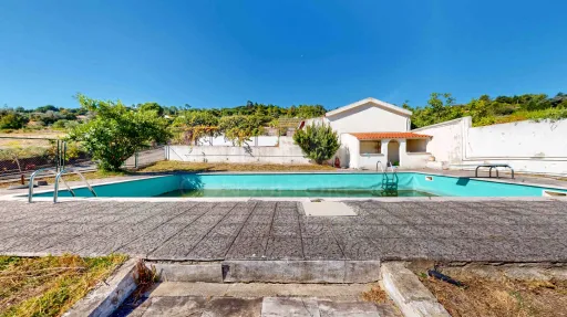 Moradia T5, na calhandriz com piscina