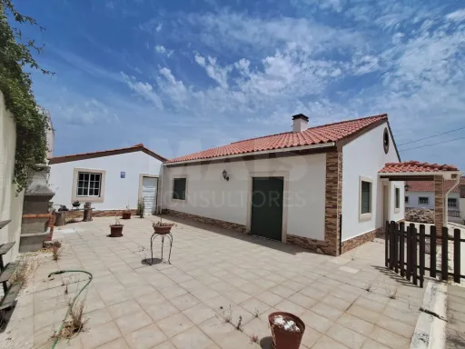 Moradia T3 Térrea com Garagem e Pátio no Nadadouro