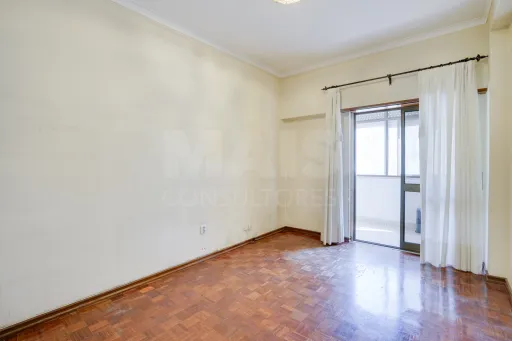 3-Bedroom Apartment with Excellent Sun Exposure | Balconies | Storage Room | Metro 600 m Away | Olival Basto – Odivelas