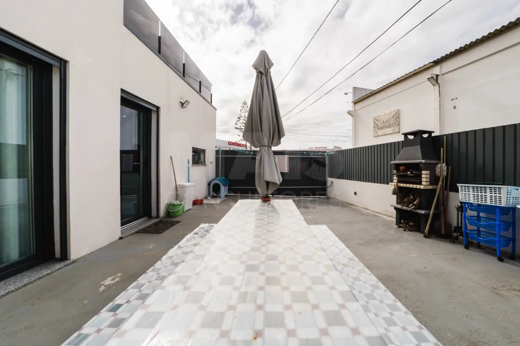 NÃO PUBLICAR Moradia T3 Semi-Nova no centro da cidade com garagem e terraço privativo
