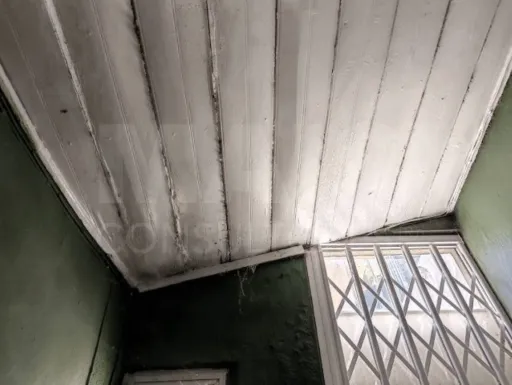 Moradia com garagem para reconstrução centro de Sacavém