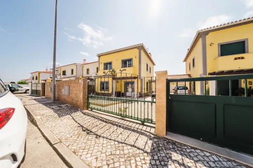 Moradia T4 com Jardim, Garagem e Churrasqueira no Centro de Olho Marinho – Óbidos