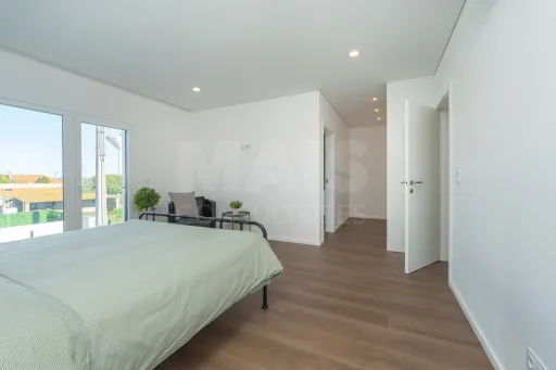 Moradia T3 contemporânea com piscina privada no Porto Alto