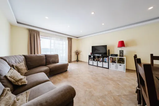 Moradia T5 com 2 Anexos em Terreno com mais de 1.400 m²