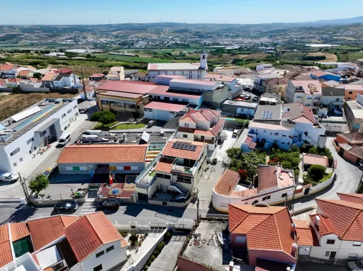 Ap. em Moradia T1+1, c/ Varanda, Vista Mar, Jacuzzi e Parqueamento !