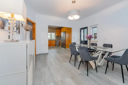 Moradia T3 semi-nova, estilo contemporâneo em Marinhais