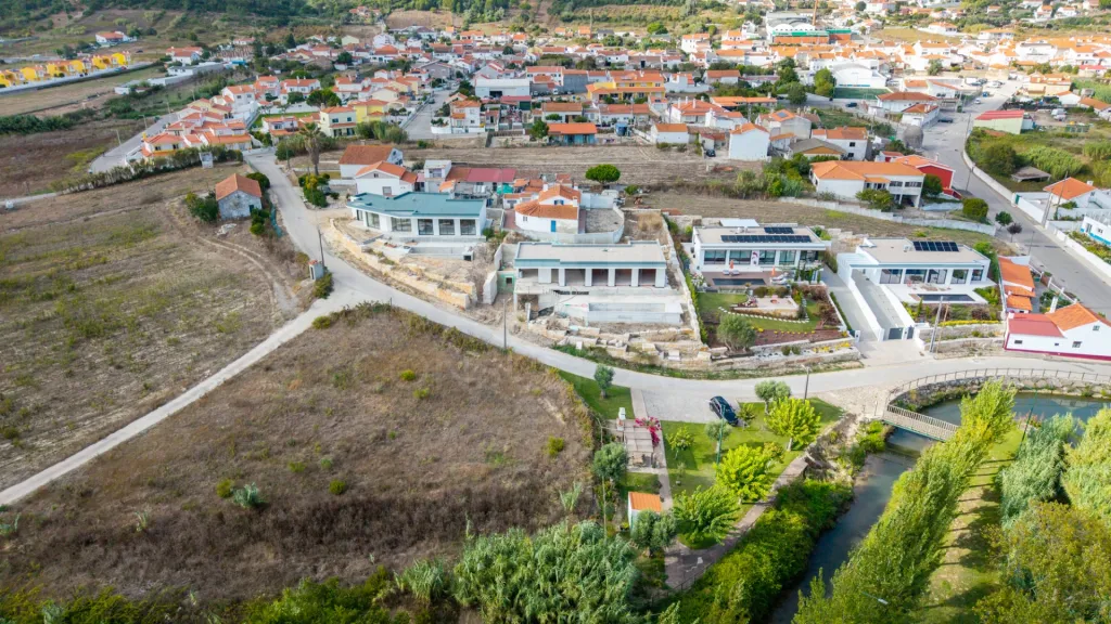 Moradia T4 com piscina em lote de 759m2 em Amoreira Óbidos