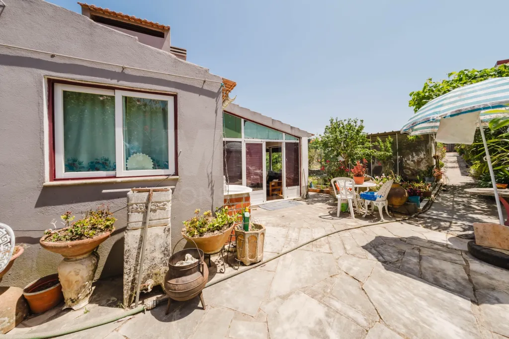 Quintinha com Casa T2 e Terreno Urbano de 1690 m² – Alcanede, Santarém