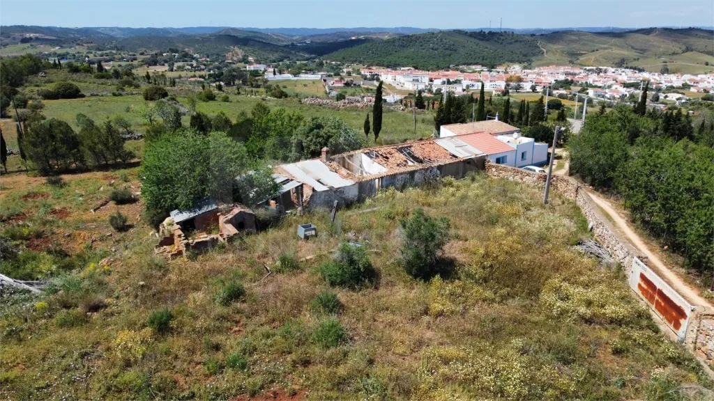 Terreno grande com ruínas em Bensafrim - Lagos