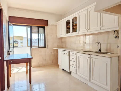 Apartamento T2 com 2 varandas fechadas e Prédio com Elevador – Varzinha, Setúbal