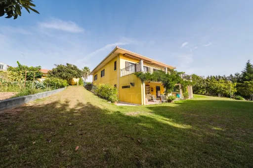 Propriedade única, a apenas 2 km de Alcobaça, com mais de 30.000 m² de terreno