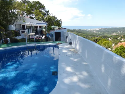 Moradia (remodelada) c/ espaços exteriores e vista soberba de mar. Tem piscina!