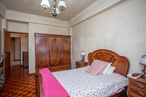 T3 com 3 Frentes e Potencial Único para Remodelação Moderna