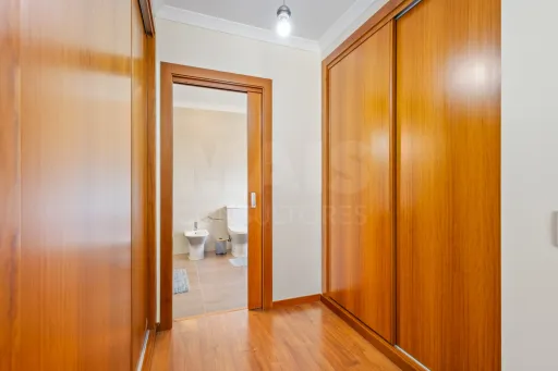 Moradia T5 com piscina e garagem em terreno de 2.000m2 na Bufarda