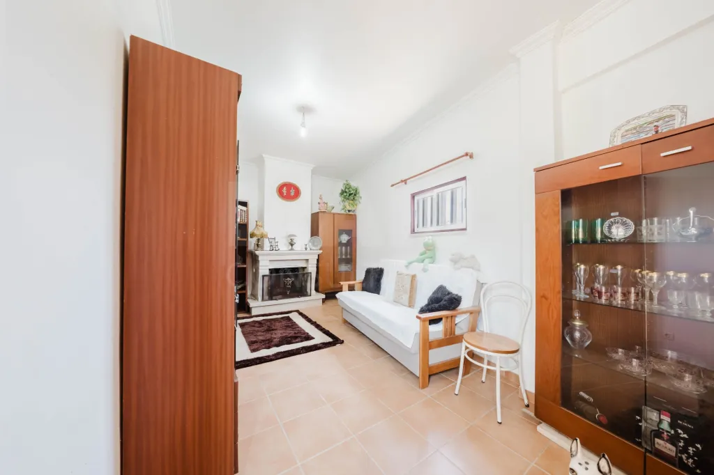 Moradia T2 em Alcanede, Santarém com Jardim e Terreno Urbano