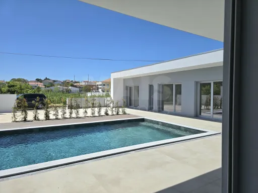 Moradia T4 térrea de luxo com piscina no Nadadouro