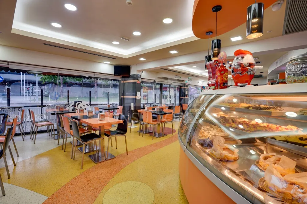 Pastry shop in Moscavide with terrace and own production