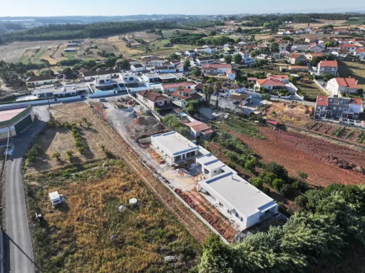 Moradia Contemporânea T4 com Suite Master, Piscina de Água Salgada, Garagem e Acabamentos Premium !