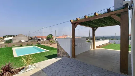 Moradia Térrea c/ Piscina, Jardim, Anexo, Garagem e Parqueamento, Inserida em Lote de 3.476m2 !