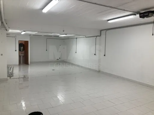 Armazém como novo com 83 m2
