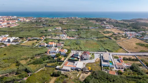 Deslumbrante Moradia T5 com Vista Mar, Piscina Privada e Excelente Exposição Solar
