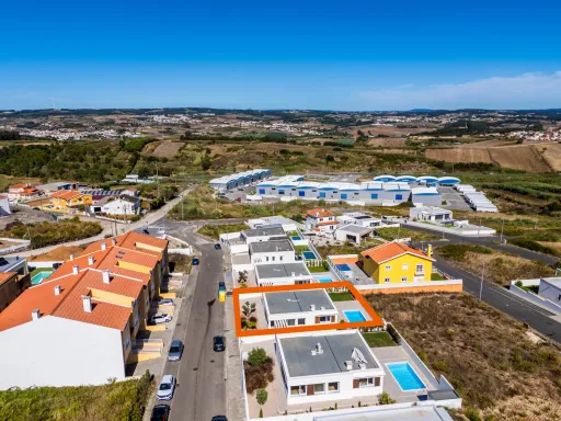 Moradia T3 Térrea com Piscina e Jardim !