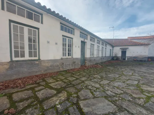 Casa Senhorial com Brazão em Coja- Arganil.